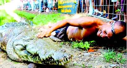 Costa Rican man Alli Shedden has adopted a 16ft crocodile as a pet /Denise Resende