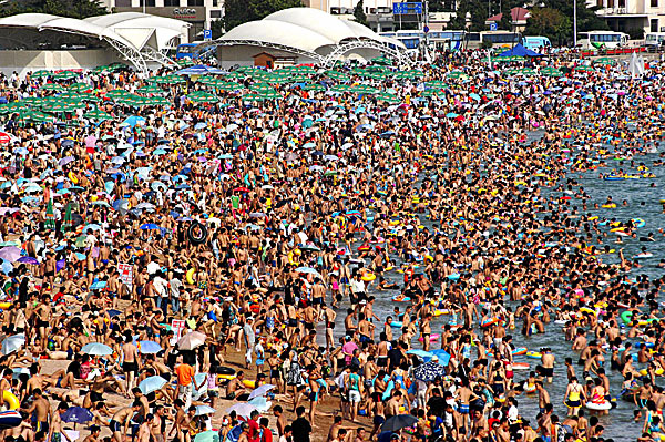 heatwave-crowded-chinese-beach.jpg